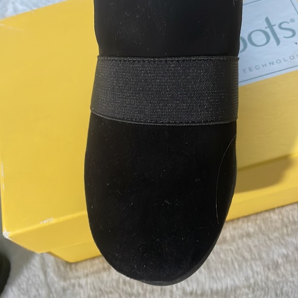 Softspots NEW 7.5 black wedge suede shoes in box. 7.5 Wide - Picture 7 of 10